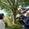 住宅に近い庭木を確認しながら伐採業者へ相談する依頼主